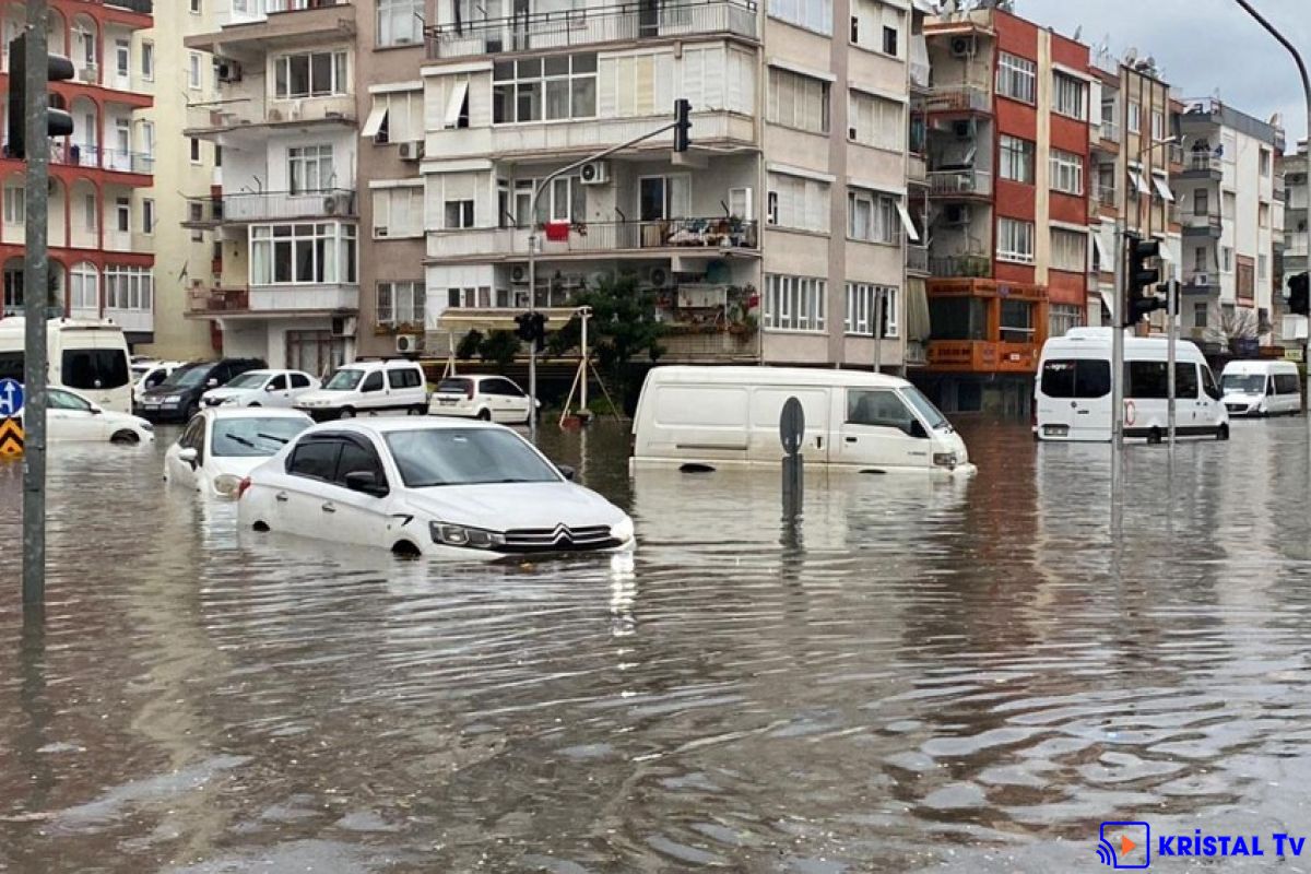 Antalyada sel: 1 nəfər ölüb, məktəblərdə tətil elan edilib