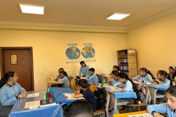 Qazax-Tovuz Regional Təhsil İdarəsinin tabeliyində fəaliyyət göstərən təhsil müəssisələrində idarəçilik bir günlük şagirdlərə tapşırılıb.